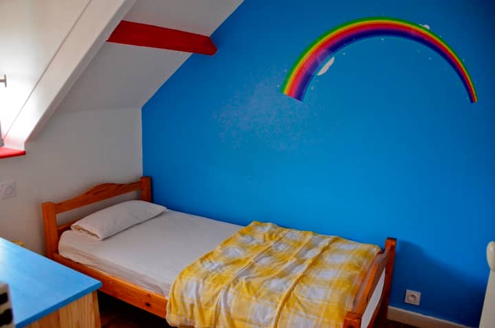 dhomë teke me pamje nga kopshti