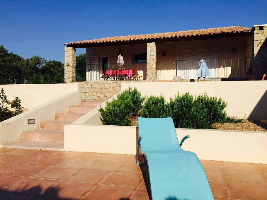Villa à 3 terrasses avec jardins , dont une couverte