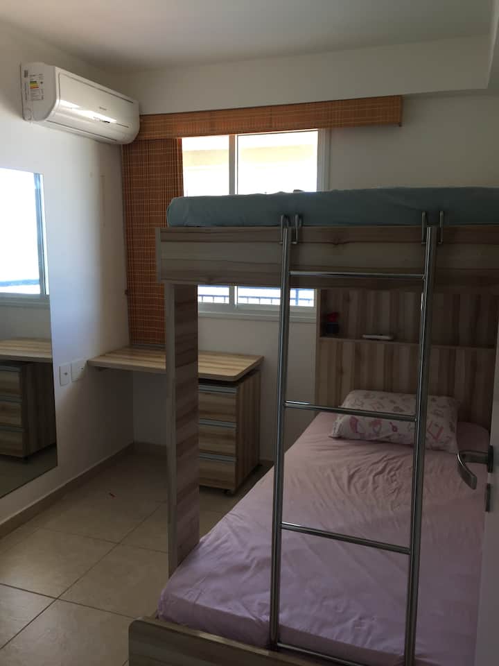 Jednokrevetna soba s bračnim krevetom i krevetom na kat te pogledom na more te klima-uređajem. Tu je i stalak s dvije vrata s vješalicama i gornjim stalkom za prtljagu. Čiste plahte i ručnici uključeni su u najam.