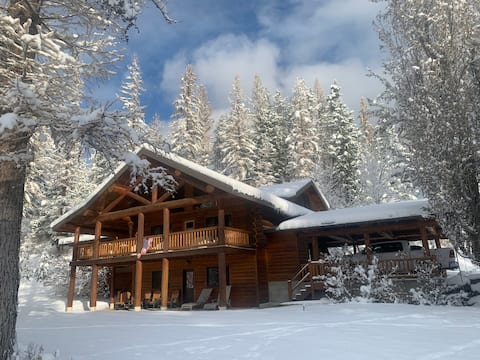 Beautiful log home retreat on 8+a, 10 min to GNP