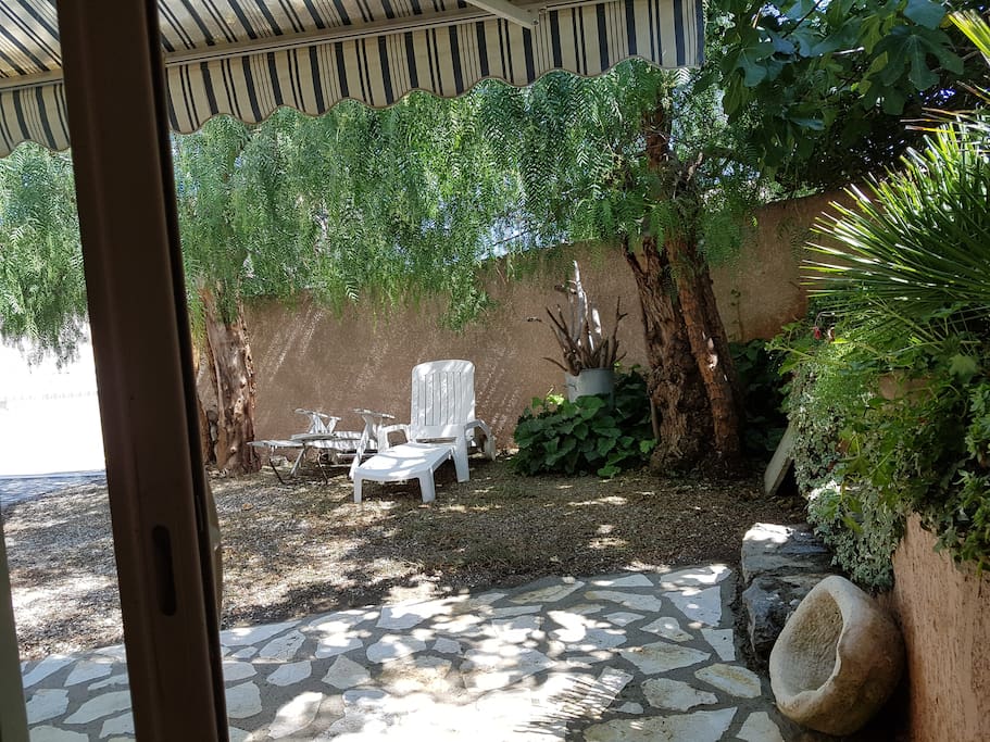 Terrasse ombragée dans le jardin