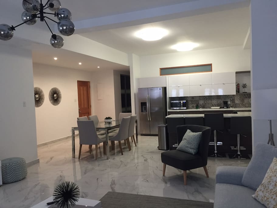 Fully equipped kitchen, dining table, counter top with high chairs