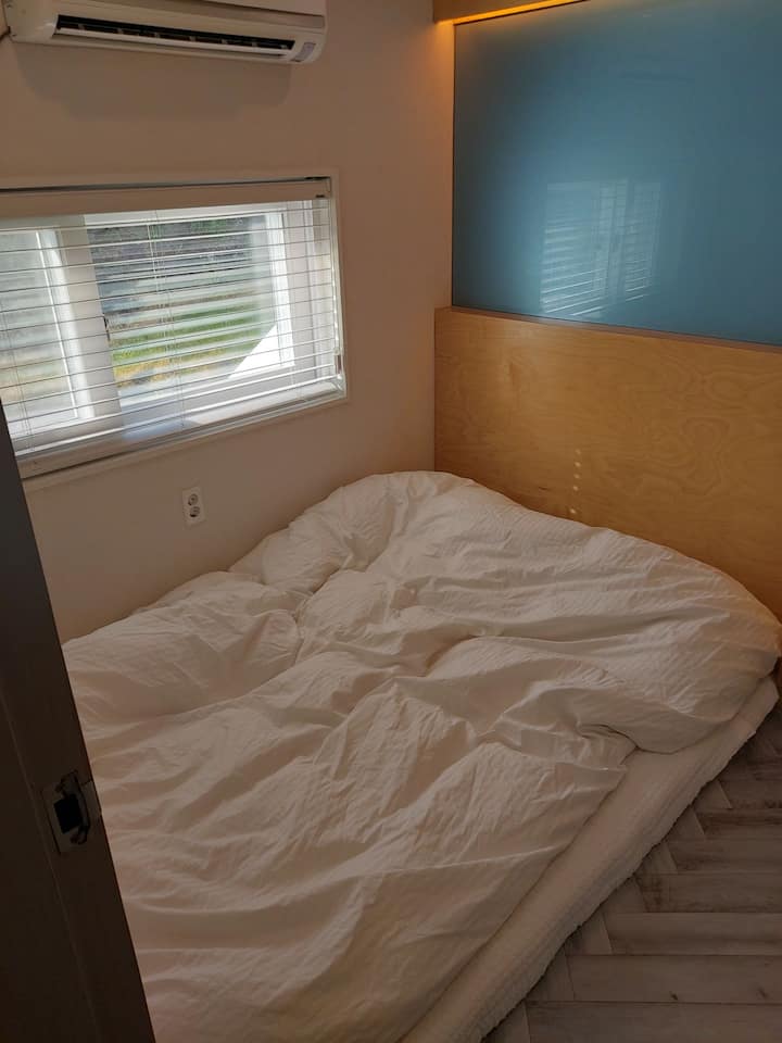 Спална соба 2, душек од латекс во собата Ондол и јорган од гуска