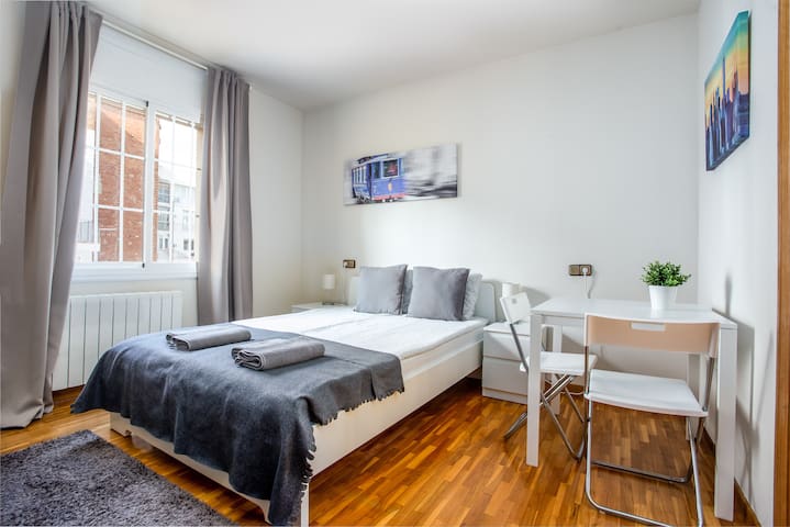 Room for 2 people with  bathroom  Sagrada Familia