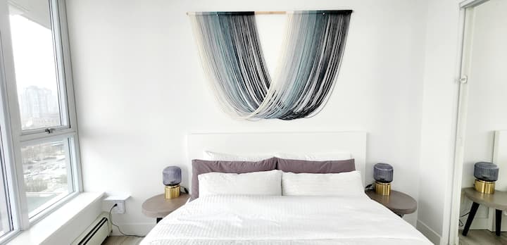 La deuxième chambre est de l'autre côté de la chambre de maître, séparée par la cuisine et le salon 