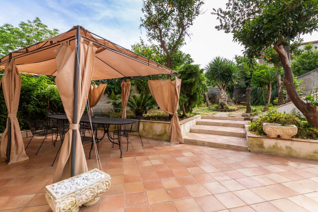 Terrazza con gazebo e giardino