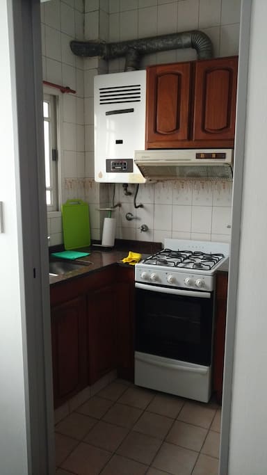 Amplia cocina, heladera, microondas, cafetera, pava eléctrica, tostadora, agua caliente.