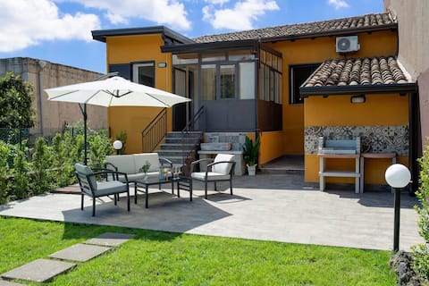 Cozy house with garden near Etna