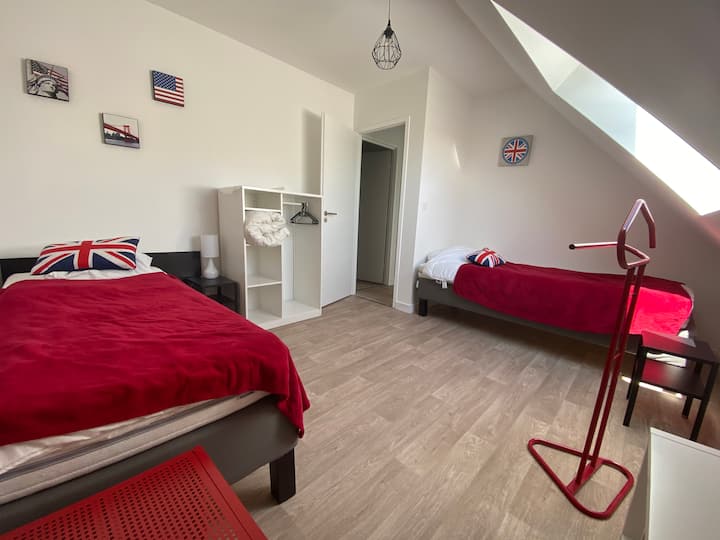 Საძინებელი 3
2 80 x 200 ერთადგილიანი საწოლებით