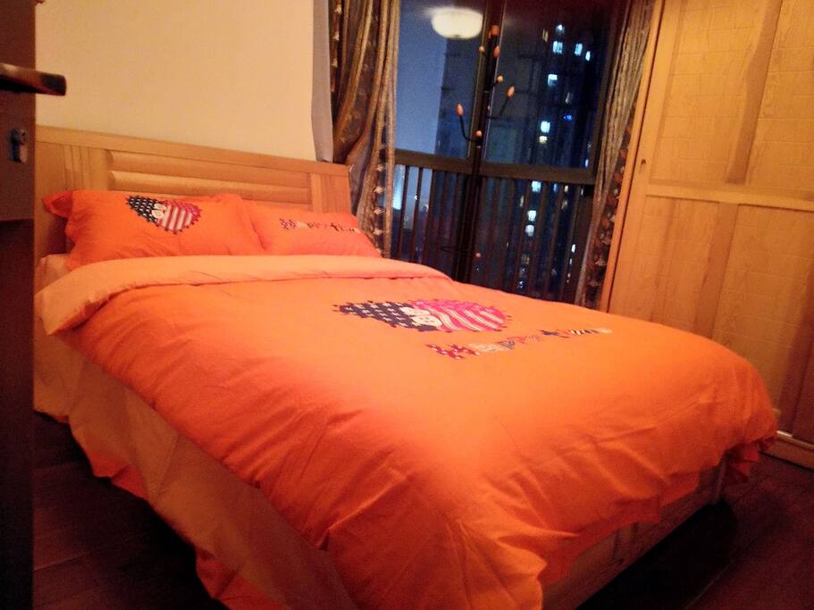 这个是夜晚的主卧