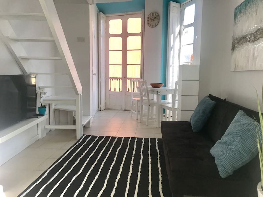 Zona de tv y comedor