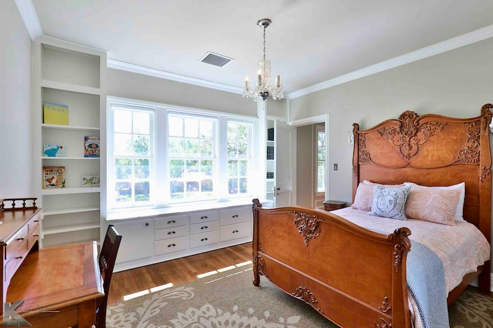 Cute middle bedroom, also connected to master, overlooks the front yard