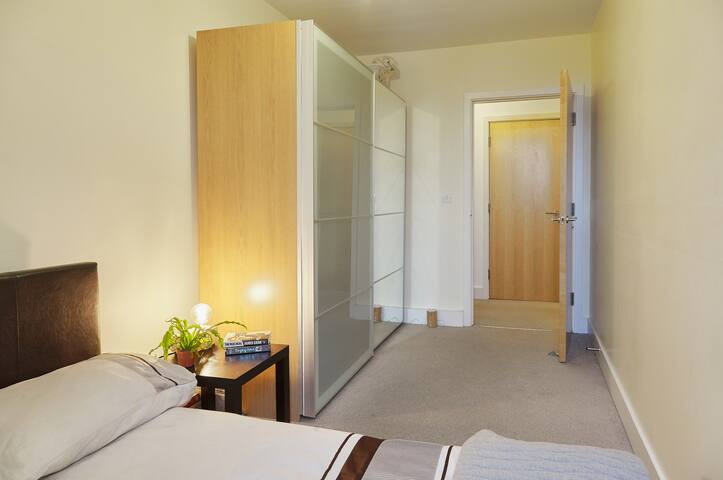 Lovely, modern 2-bed apartment near Crystal Palace gallery image 3