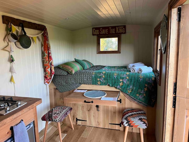 Honeysuckle Shepherd’s Hut W/ Hot Tub And T/court - Yorkshire
