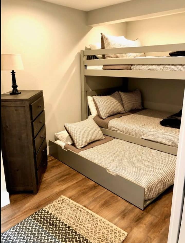 חדר שינה שלישי עם מיטות קומתיים.  מלא עם מיטה זוגית גדולה. 