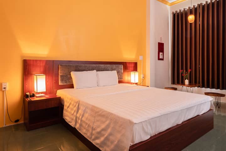 Главна спална соба со големина на брачен кревет со мал балкон и прозорци