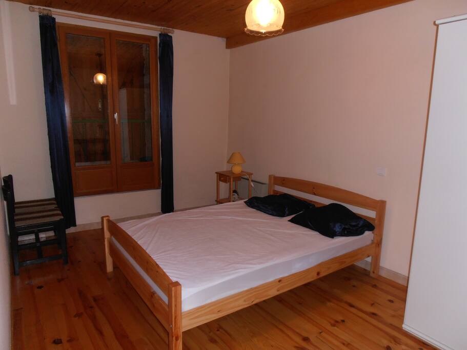 chambre avec grand lit