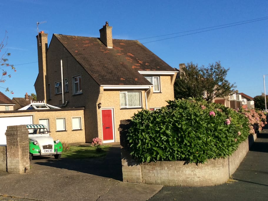 Quiet neighbourhood. ‘Lady’ our 2CV.