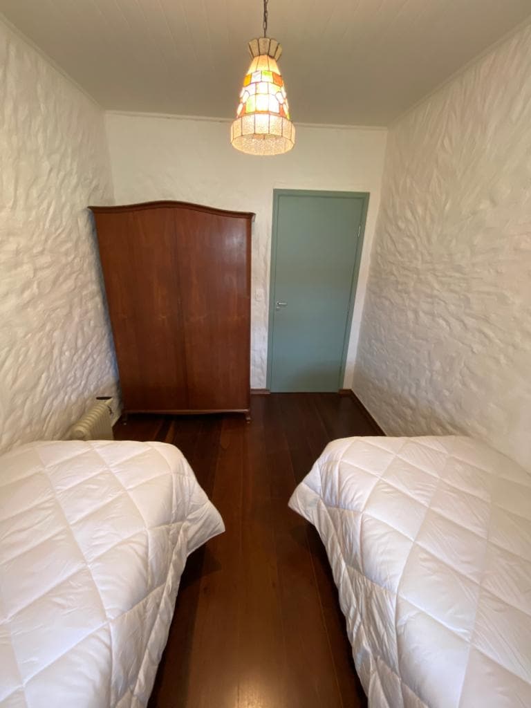 Detta rum har en vacker gammal garderob.