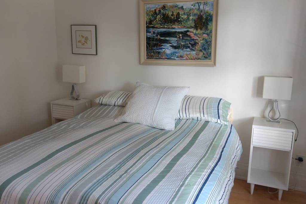 Guest Bedroom w/Queen Size Bed