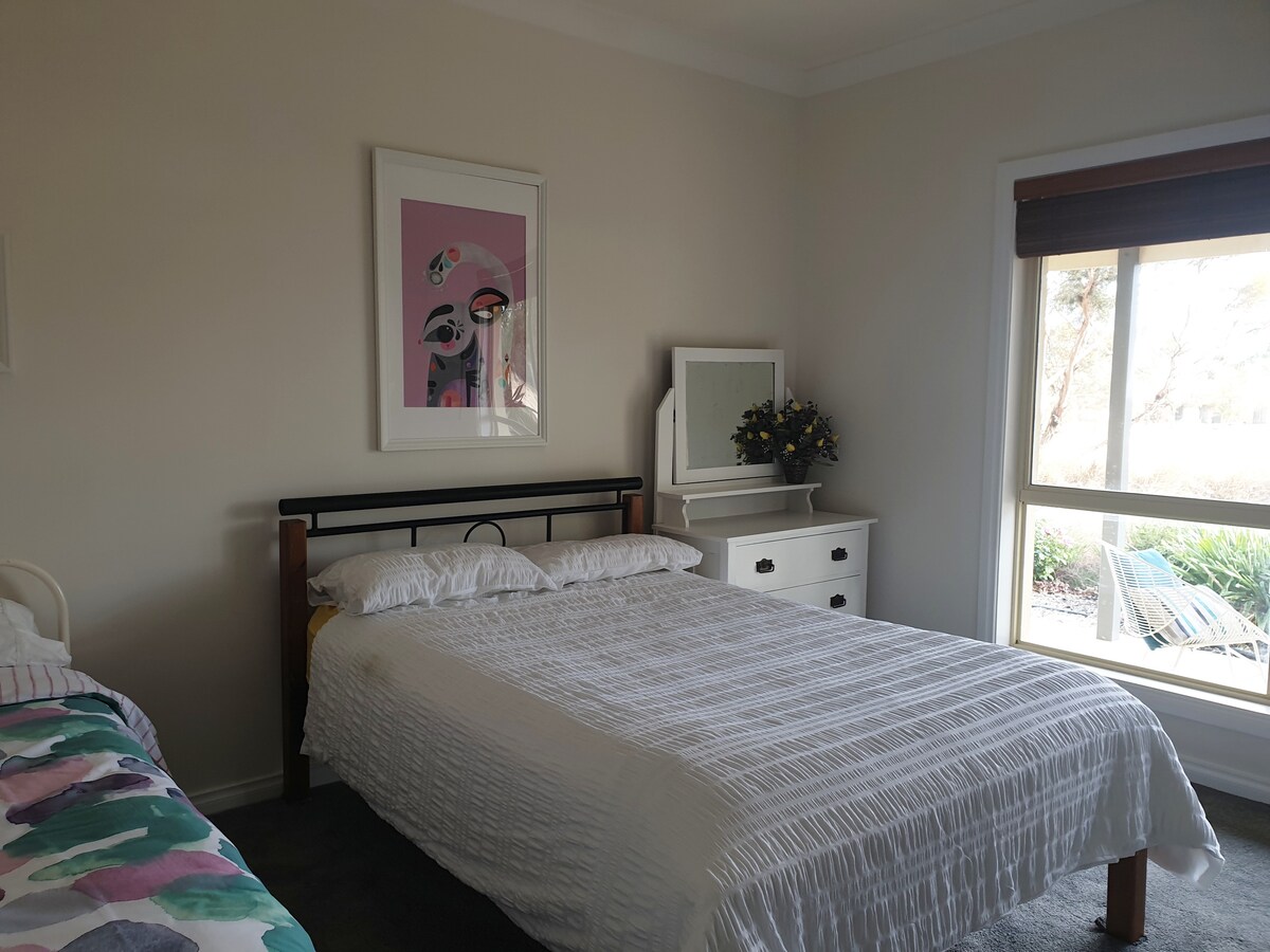 تحتوي غرفة النوم الرابعة على سرير مزدوج وسريرين فرديين ضيقين مثاليين للأطفال