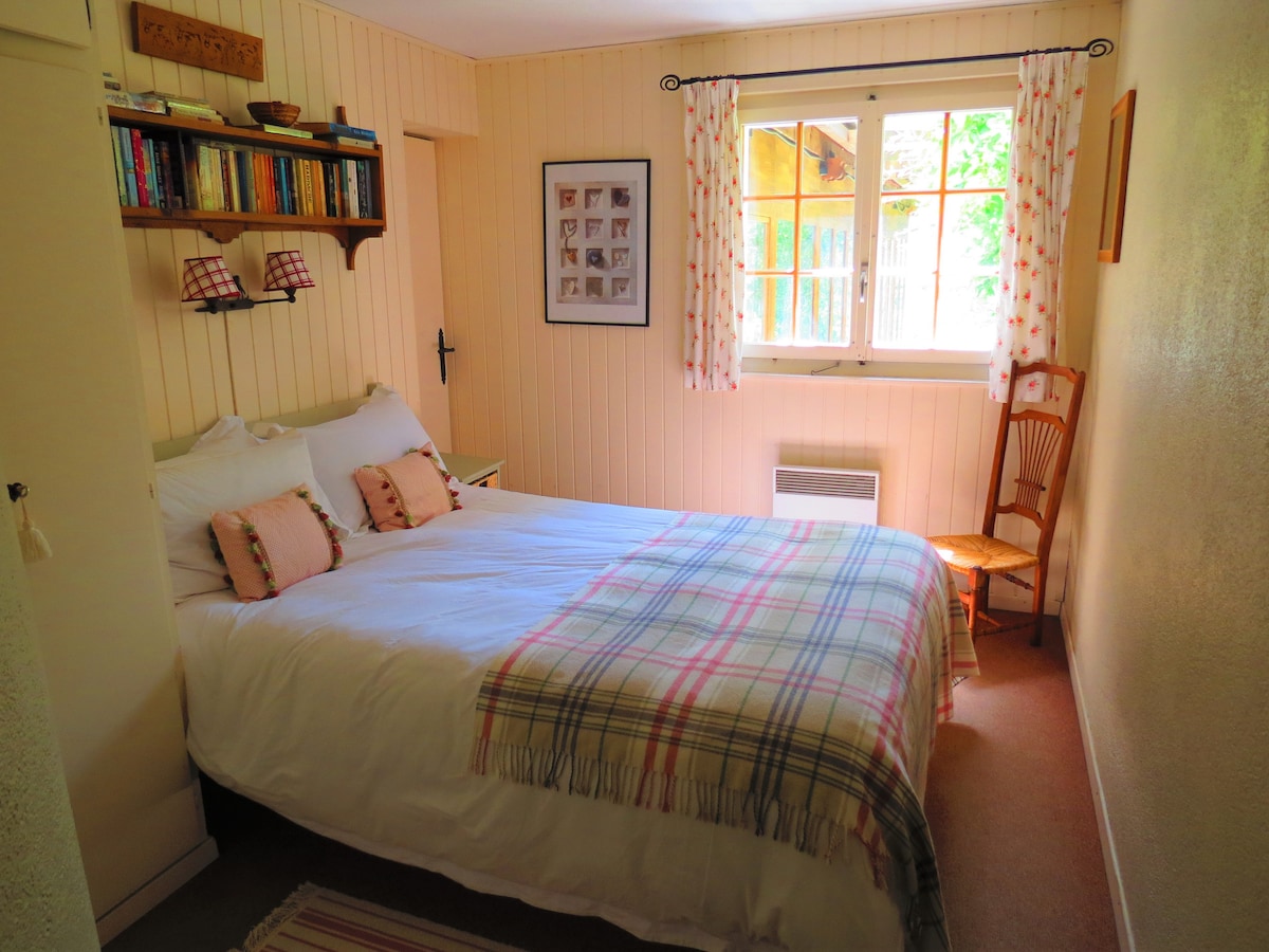 Dvokrevetna spavaća soba s vratima do bazena i prozorom u vrt