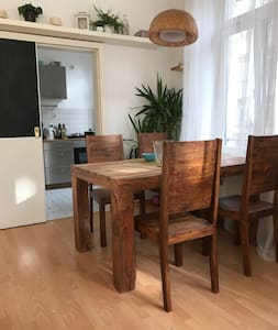 Ruhiges Zimmer im Zentrum(mit Wohnbereich+Balkon)