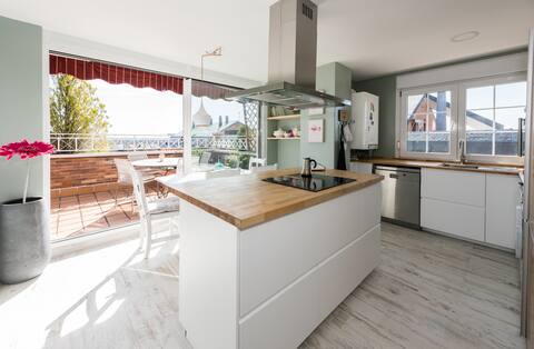Bright and exclusive penthouse with pool in Madrid