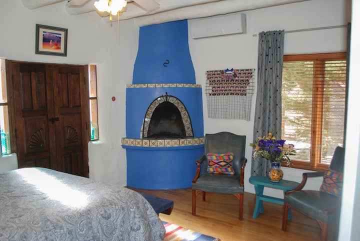 El dormitorio queen con aire acondicionado y baño privado