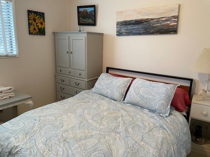 ¡Segundo dormitorio con nueva cama tamaño queen y marco (julio de 2022) y mucha luz!