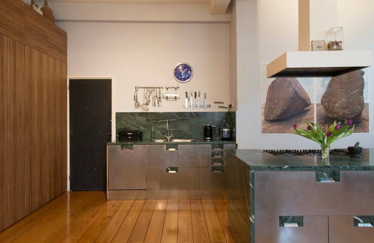 Center, 2 storey cornerhouse, 4 BR, Canalview! gallery image 5