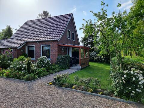 Top performing Airbnb: Idyllic vacation home "Tant Anni" near the coast in Wittmund