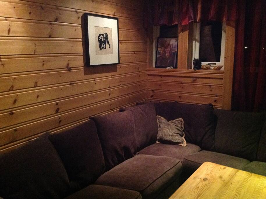 Rom nummer 2; oppholdsrom med TV og sovealkove med høyseng 150cm bred plass til to (+en på sofa)