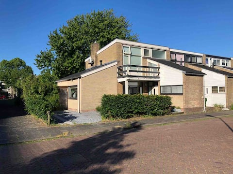 Cozy house with private parking, free garden
