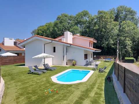 Villa Valdés with pool, BBQ, and game room
