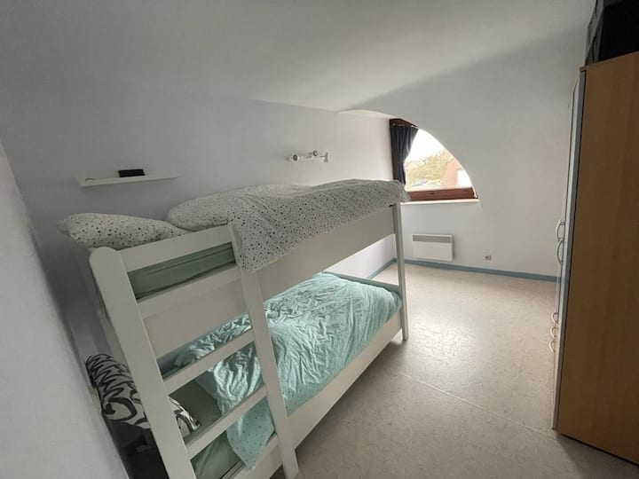 楼上的卧室， 3/3.

2张床0.9x2m。冬季夏季。
2个枕头， 2个床垫保护套。 