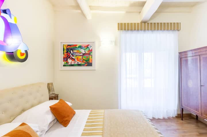 Chumba cha kulala kilichopambwa na michoro ya kisasa