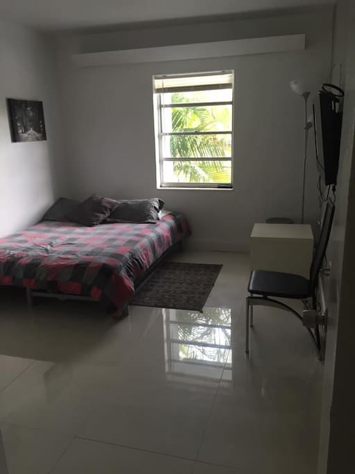 Room with queen size futon bed.
Tv with antenna channels & wifi internet