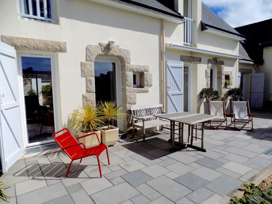 grande terrasse en pierre avec store électrique
