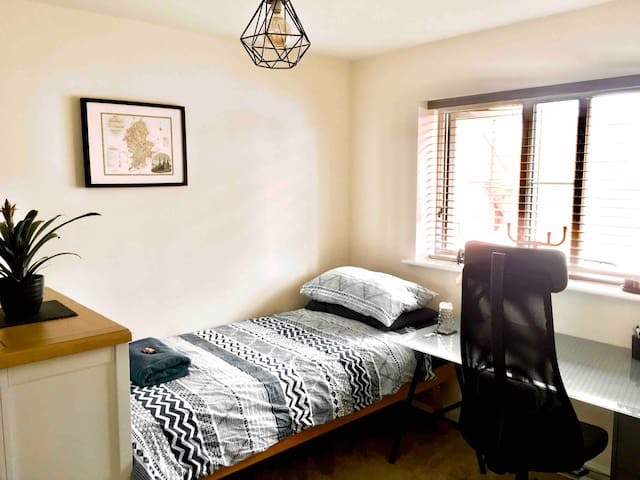 CANNOCK CHASE: Large, Well-appointed, Comfy Single