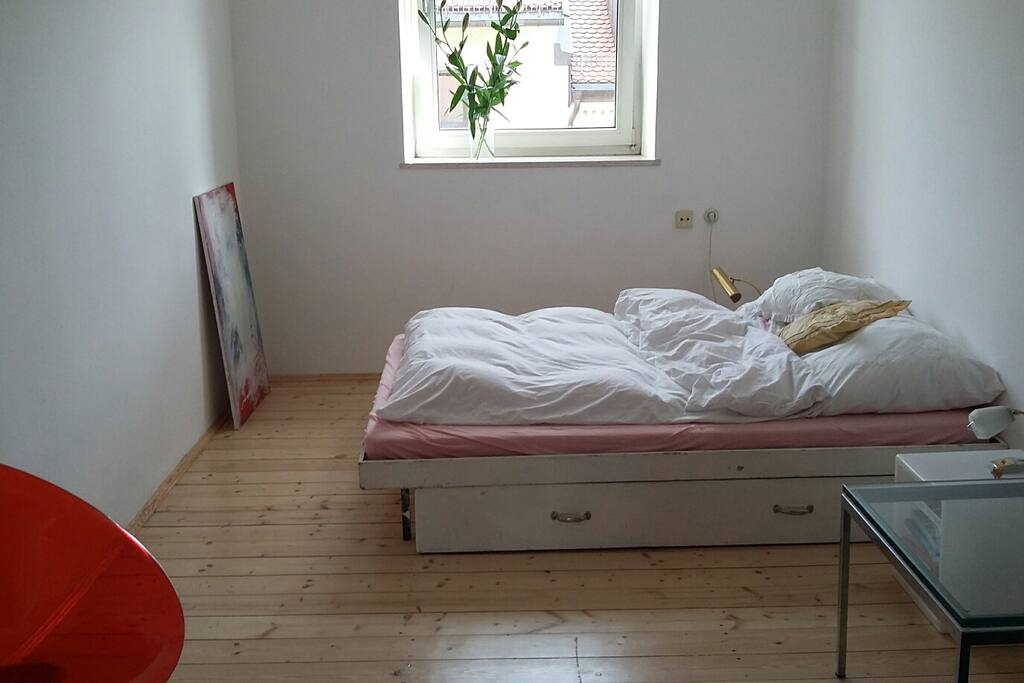 Zimmer ist im 4. Stock, Bett mit Futon Matratze