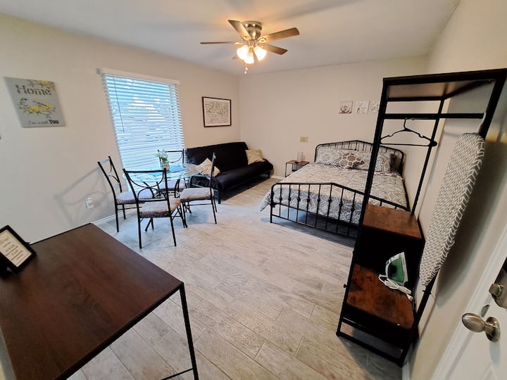 Cute-private Studio. Free W&d. Stays 30+days Only! - 루이스빌