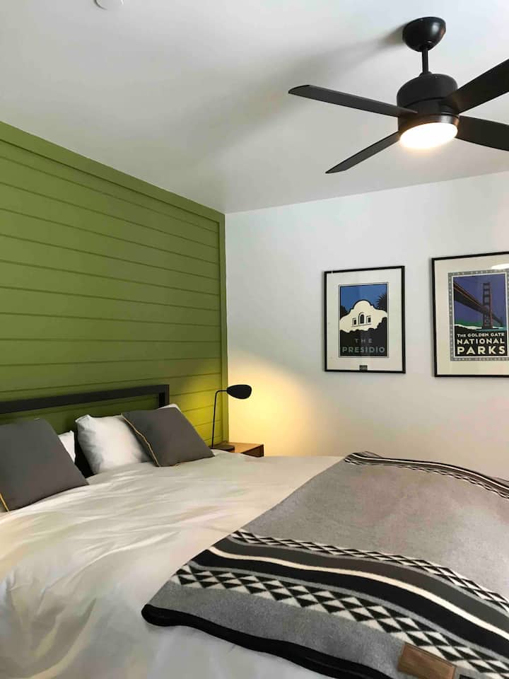 غرفة نوم للضيوف بسرير بمقاس كبير