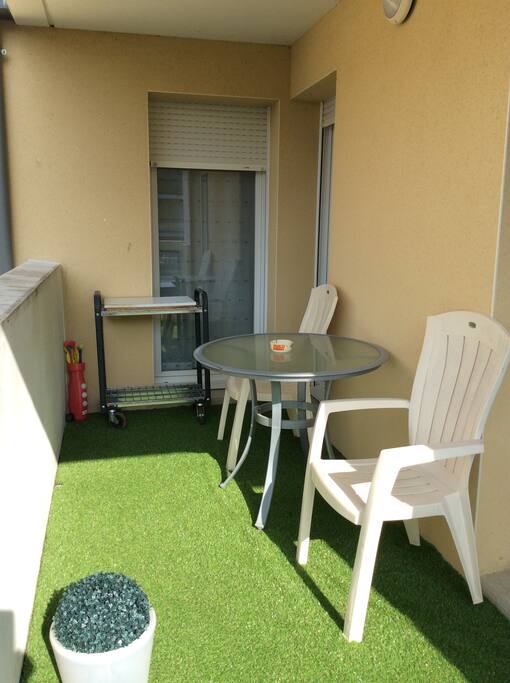 Balcon ensoleillé pour une petite pause!