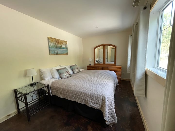 Dhomë gjumi kryesore në katin e poshtëm me krevat dopio "king size". 