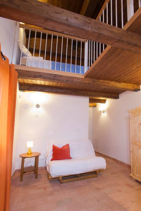 ingresso e soppalco con letto singolo