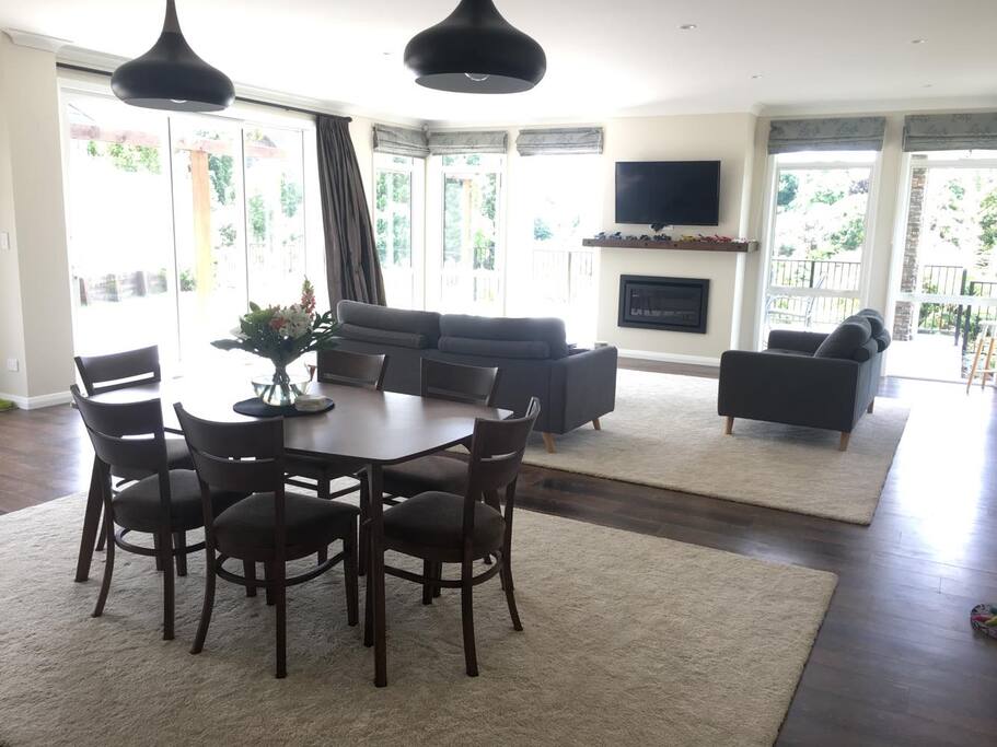 Dining and lounge (shared)