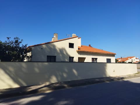 Villa 3 min beach, enclosed grounds, video on parking