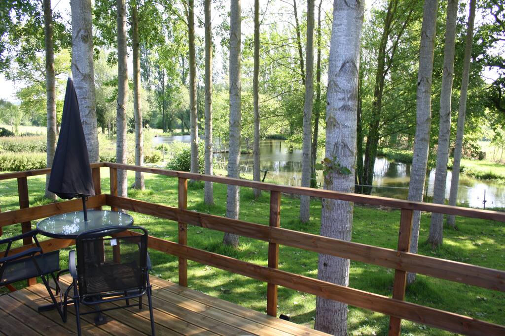 terrasse de la cabane avec vue sur l'étang
