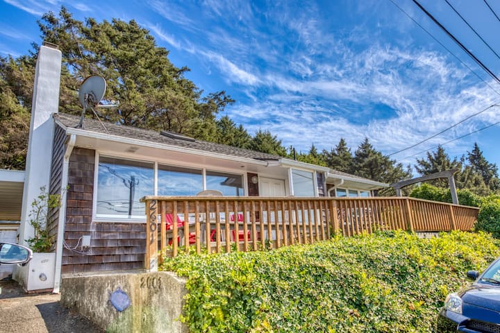 Dog-friendly oceanview home just two blocks to the beach, near town and hiking
